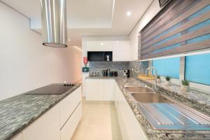 Kuchyň nebo kuchyňský kout v ubytování Stunning Seafront Flat in Sliema