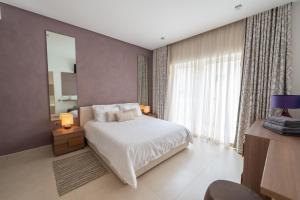 Postel nebo postele na pokoji v ubytování Stunning Seafront Flat in Sliema