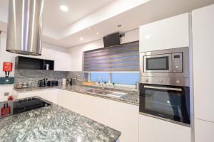 Kuchyň nebo kuchyňský kout v ubytování Stunning Seafront Flat in Sliema