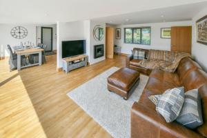 Un televizor și/sau centru de divertisment la April Cottage - Luxury Country Bolthole