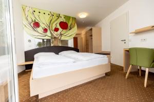 Ein Bett oder Betten in einem Zimmer der Unterkunft Pension Sonnengarten & Therme included - auch am An- & Abreisetag!