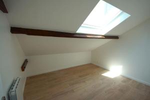 Habitación en el ático con tragaluz y suelo de madera en Maison avec terrasse 2 min gare, en Conflans-Sainte-Honorine