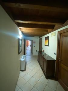 ein Badezimmer mit Waschbecken und Toilette in einem Zimmer in der Unterkunft B&B Portaterra in Racale