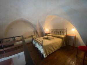 1 Schlafzimmer mit 2 Betten in einem Tunnel in der Unterkunft B&B Portaterra in Racale + 31 Fotos