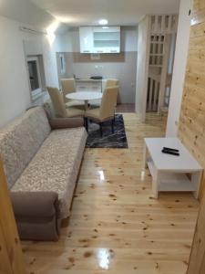 un salon avec un canapé et une table dans l'établissement Apartments Igor, à Žabljak