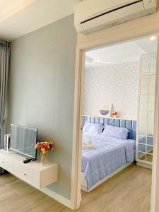 a bedroom with a bed and a mirror at Sweetie's room & The Blu x Bangsaen in Ban Bang Saen (1)