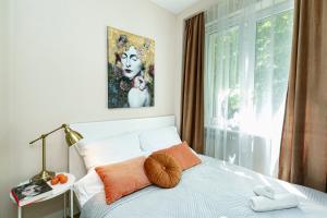 Un dormitorio con una cama con una ventana grande. en Koszykowa 3 - Better Rental, en Varsovia 17 fotos más