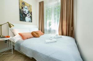 Un dormitorio con una cama con toallas. en Koszykowa 3 - Better Rental, en Varsovia