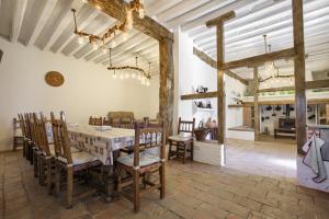 a dining room with a table and chairs at Casa Rural La Casa de la Abuela in Méntrida