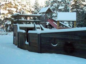 un parco giochi coperto di neve con gazebo di Mullsjö Camping a Mullsjö