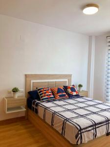 Ένα ή περισσότερα κρεβάτια σε δωμάτιο στο Cozy apartment near the beach