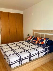 Ένα ή περισσότερα κρεβάτια σε δωμάτιο στο Cozy apartment near the beach