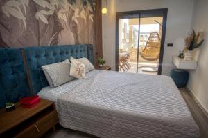 une chambre avec un grand lit avec une tête de lit bleue dans l'établissement Relax toute l'année Piscine chauffée, à Temara 28 autres photos