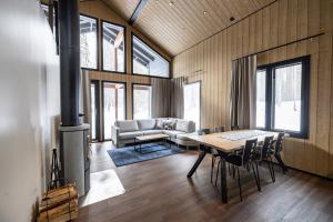 una sala de estar con una mesa y un sofá en Syöte Ski Villa, en Syöte