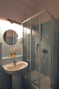 bagno con doccia in vetro e lavandino di B&B Sant'Agostino a Milano