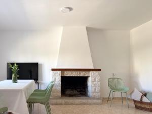 a living room with a fireplace and a table and chairs at RosaritoHomes in Madrigal de la Vera