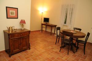 a living room with a table and a wooden floor at Oasi la Cascata in Le Marmore
