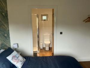 Koupelna v ubytování Beach Cabin - 4 mins walk to Ardnahinch Beach, 10 min walk to Garryvoe Hotel & 5 min drive to Ballymaloe House - Eircode P25KN53