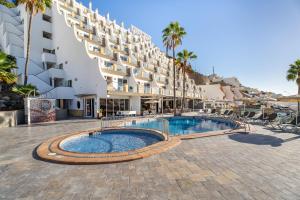Bazén v ubytovaní Cala Nova Apartamentos alebo v jeho blízkosti