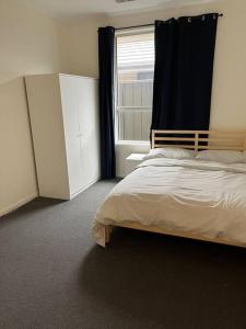 Postel nebo postele na pokoji v ubytování Salisbury North Home