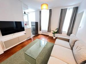 TV a/nebo společenská místnost v ubytování Appartement Neuf Proche de Paris