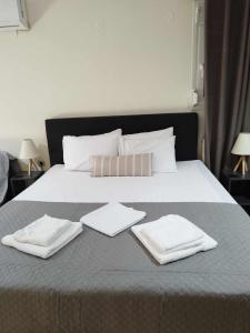 Postel nebo postele na pokoji v ubytování Irakleitsa Studio