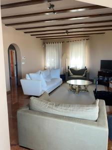 una sala de estar con un sofá y una mesa en San Juan 65, en Denia