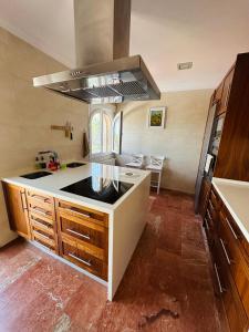una cocina con fregadero y estufa en San Juan 65, en Denia