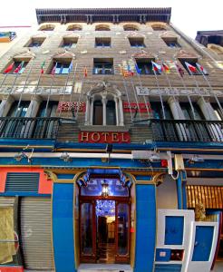 ein Hotelgebäude mit einer Tür davor in der Unterkunft Hotel Paris Centro in Saragossa