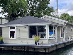 阿姆斯特丹Bed and breakfast private accommodation at Amsterdam Houseboat的水面上的房子