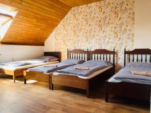 Postel nebo postele na pokoji v ubytování Penzion Trojna Lednice-vhodné na svatby,rodinné akce,teambuilding