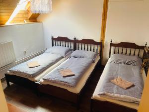 Postel nebo postele na pokoji v ubytování Penzion Trojna Lednice-vhodné na svatby,rodinné akce,teambuilding