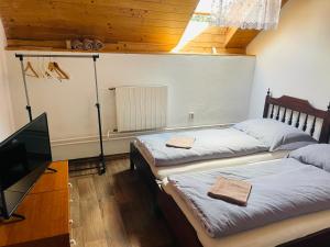 Postel nebo postele na pokoji v ubytování Penzion Trojna Lednice-vhodné na svatby,rodinné akce,teambuilding