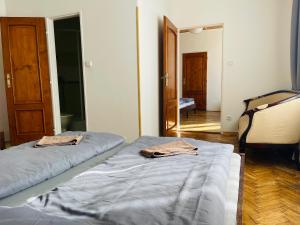 Postel nebo postele na pokoji v ubytování Penzion Trojna Lednice-vhodné na svatby,rodinné akce,teambuilding