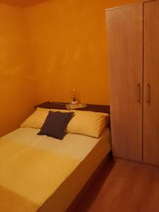 une petite chambre avec un lit avec une armoire dans l'établissement Apartments Velo, à Veli Lošinj