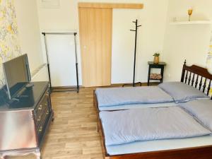 Postel nebo postele na pokoji v ubytování Penzion Trojna Lednice-vhodné na svatby,rodinné akce,teambuilding