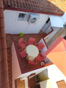 - une vue de tête sur une table et des chaises rouges dans l'établissement Apartments Velo, à Veli Lošinj