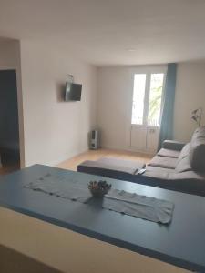 Televízia a/alebo spoločenská miestnosť v ubytovaní Diagonal Apartments