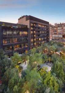 バルセロナにあるMandarin Oriental, Barcelonaの木々や建物の上空を見下ろす