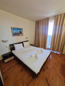 En eller flere senge i et værelse på MitProt Panorama Bay2 Luks Apartment 174