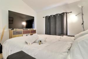 a bedroom with a large white bed with a mirror at Le St Clair 401 - Luxury equipped apartment - Caluire-et-Cuire in Caluire-et-Cuire
