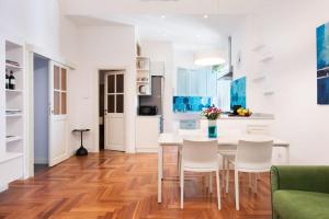 una cucina e una sala da pranzo con tavolo e sedie di Idyllia - Vatican Stylish Flat a Roma