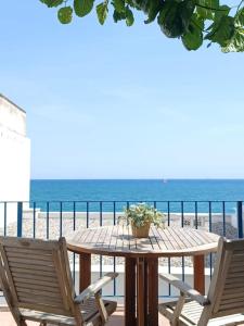 Una mesa y sillas con vista a la playa. en Charming house in Sant Pol facing the sea, en Sant Pol de Mar 22 fotos más