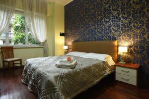una camera da letto con un letto e carta da parati blu e oro di B&B Sant'Agostino a Milano
