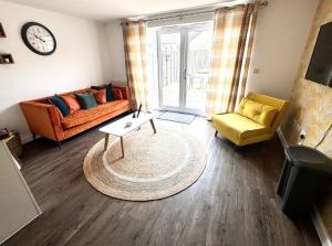 una sala de estar con un sofá y una mesa en Walker House, en Gloucestershire