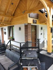 Posedenie v ubytovaní Apartament TatraVika z basenem i widokiem