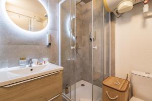 une salle de bain avec douche et lavabo dans l'établissement Pentagone 1 SPA PRIVE, à Reims