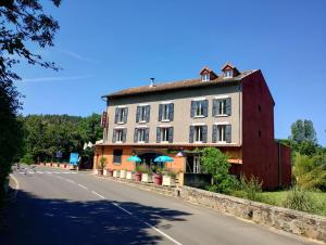 a building on the side of a road at Hotel Rêve de la Vallée in Blesle