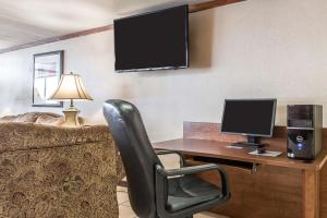 Quality Inn & Conference Centerにあるテレビまたはエンターテインメントセンター