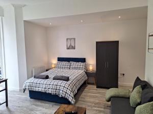 En eller flere senge i et værelse på Holiday Studio by the sea Studio 4